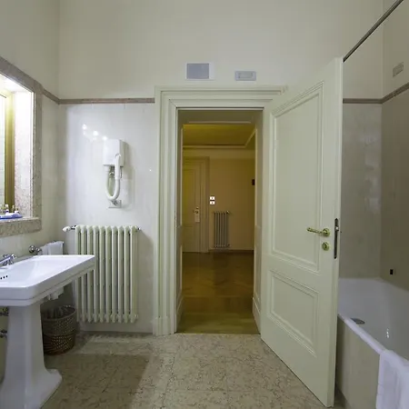 Fenaroli Palace מלון רצאטו