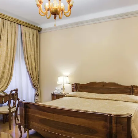 מלון Fenaroli Palace 4*