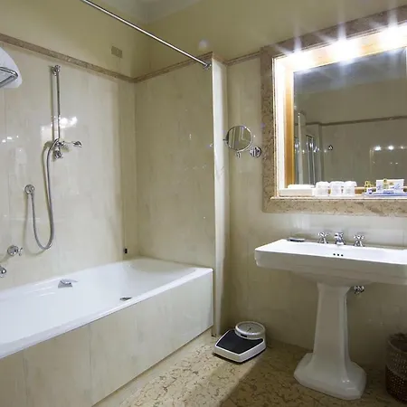 מלון Fenaroli Palace 4*